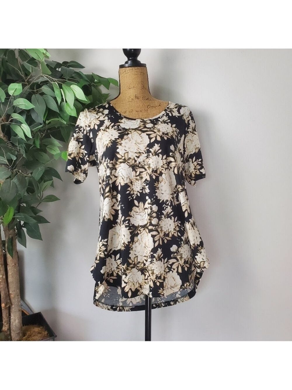 Lularoe Morgan Rose Floral Cream Black Short Sleeve Shirt Small